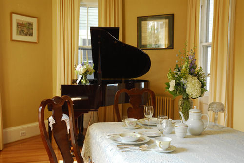 The Spring Seasons Inn Newport Tower Eksteriør billede